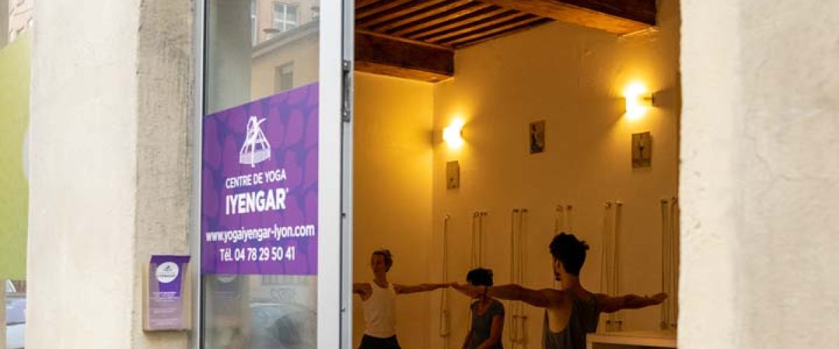 Débutant pratiquant le Yoga Iyengar dans une salle spécialisée à Lyon Croix-Rousse