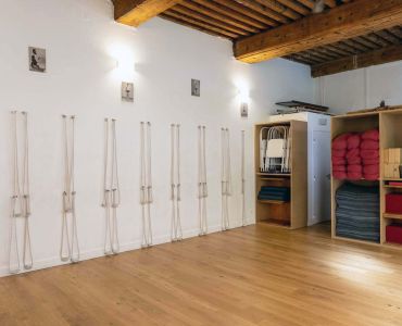 Salle de Yoga Iyengar équipée avec accessoires à Lyon Croix-Rousse
