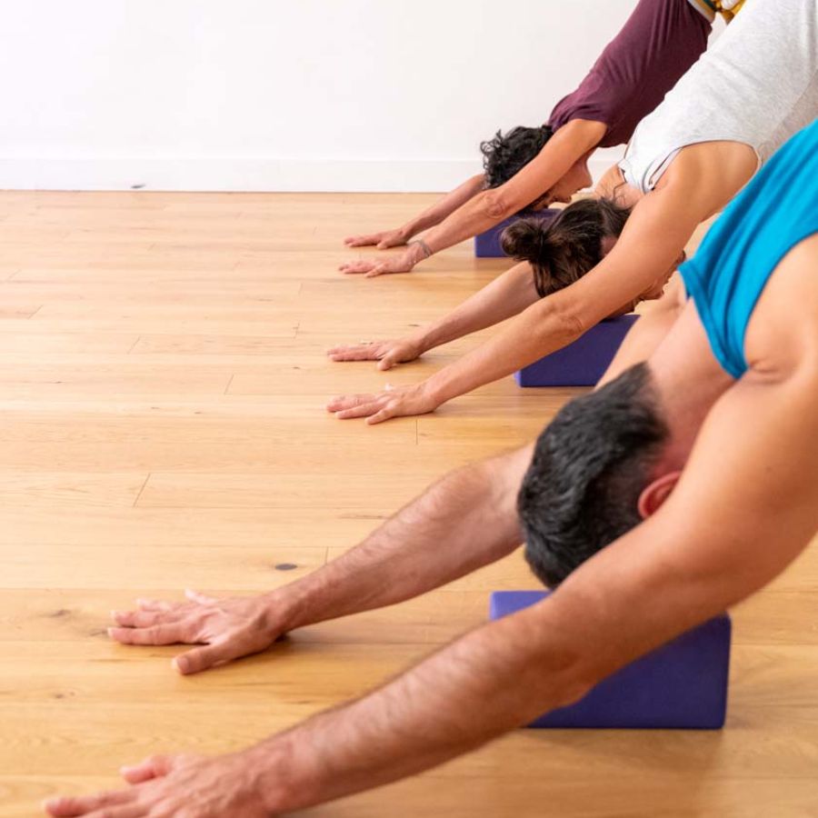 Briques et matériel utilisés lors des cours de Yoga Iyengar