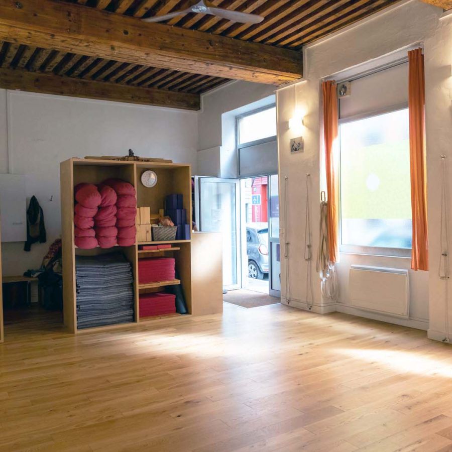 Pratique du Yoga Iyengar avec les accessoires