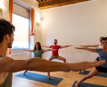 Cours de Yoga Iyengar dans une salle spécialisée à Lyon Croix-Rousse