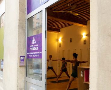 Débutant pratiquant le Yoga Iyengar dans une salle spécialisée à Lyon Croix-Rousse