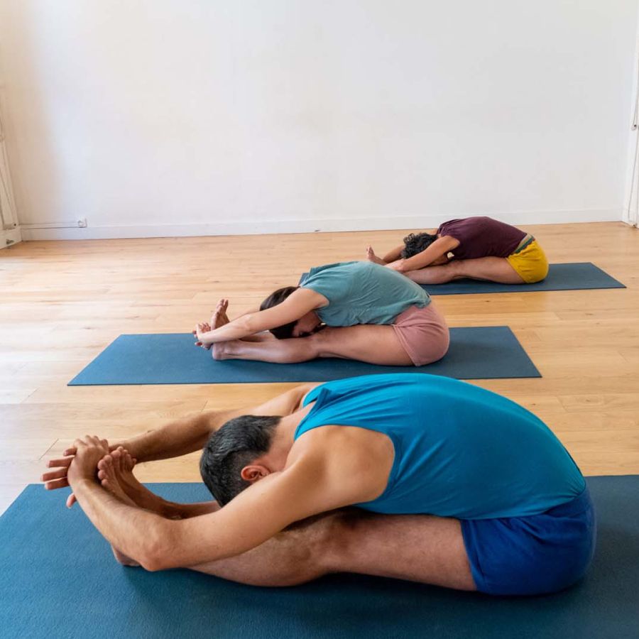 Cours de Yoga Iyengar dans la salle du centre