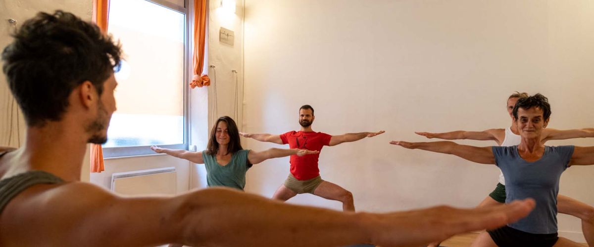 Cours de Yoga Iyengar dans une salle spécialisée à Lyon Croix-Rousse