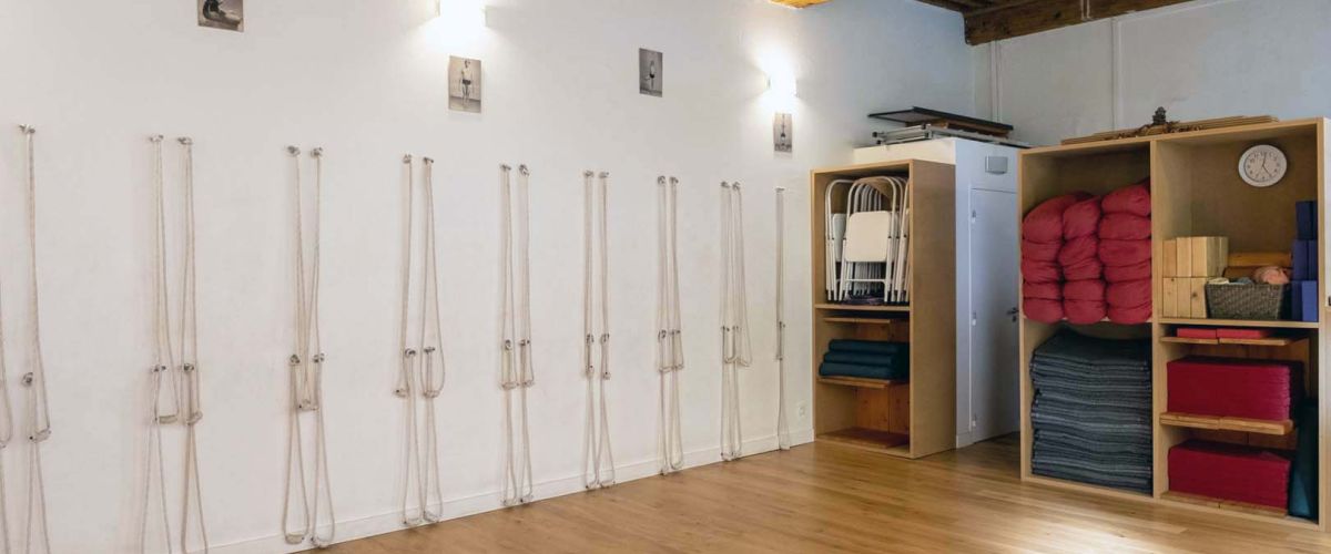 Salle de Yoga Iyengar équipée avec accessoires à Lyon Croix-Rousse