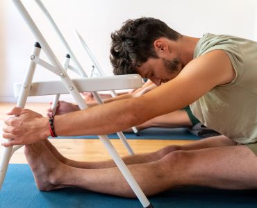 Pratique avec chaise yoga Iyengar à Lyon