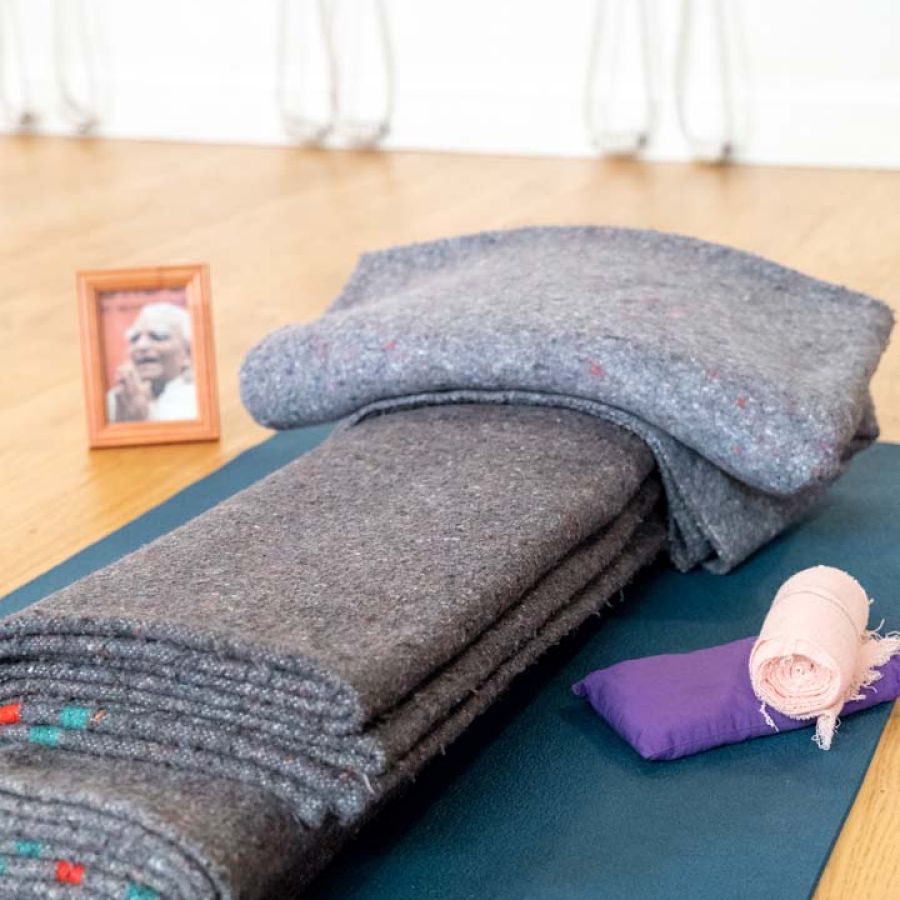 Accessoires spécifiques de la méthode Iyengar mis à disposition des élèves